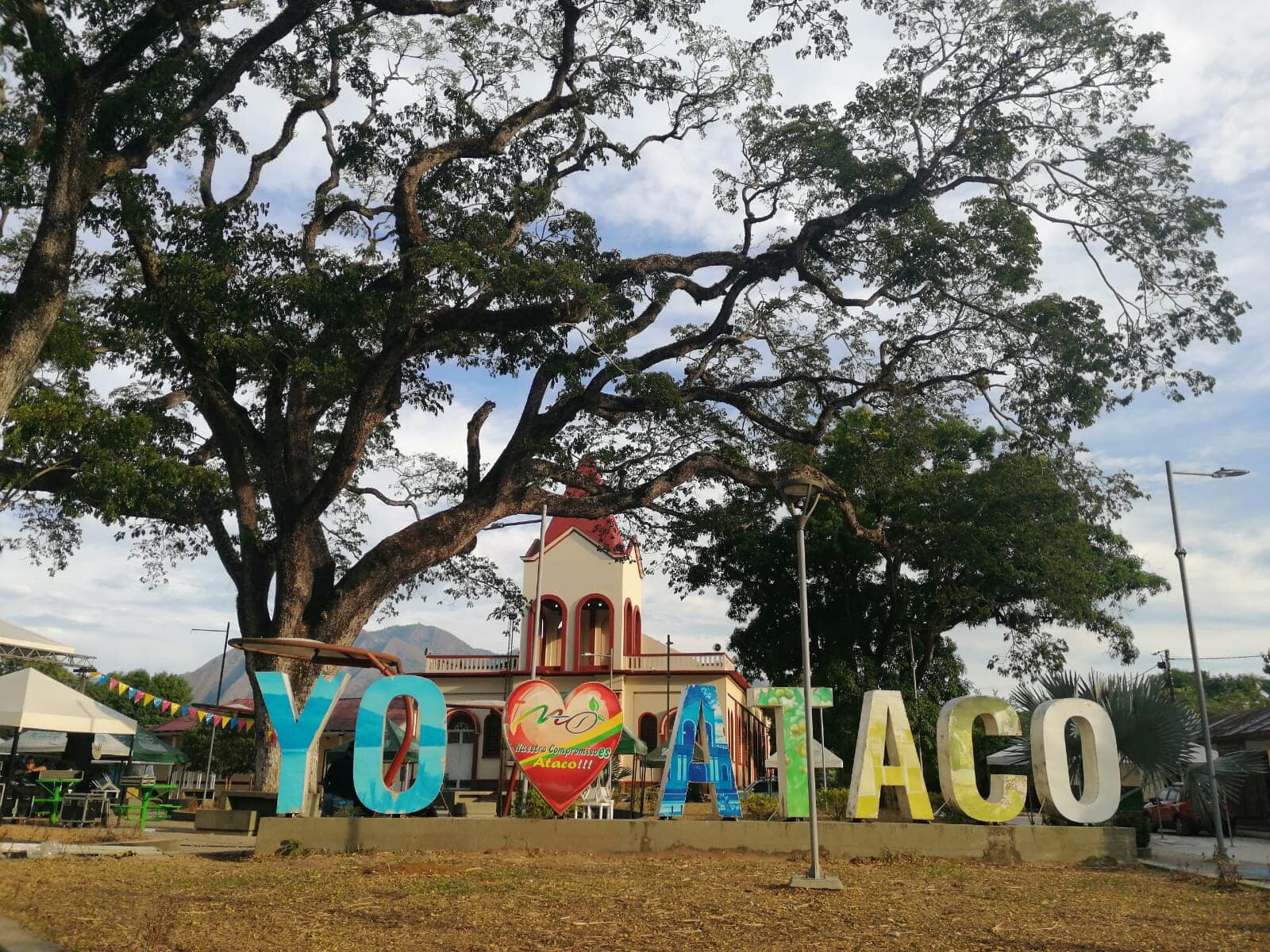 El impopular alcalde de Ataco, subió tarifas del transporte, por las nubes