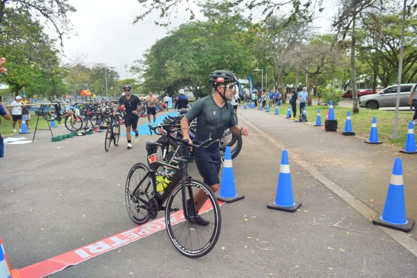 Atletas de diferentes regiones participaron en pruebas de acuatlón, duatlón y triatlón en el Parque Deportivo