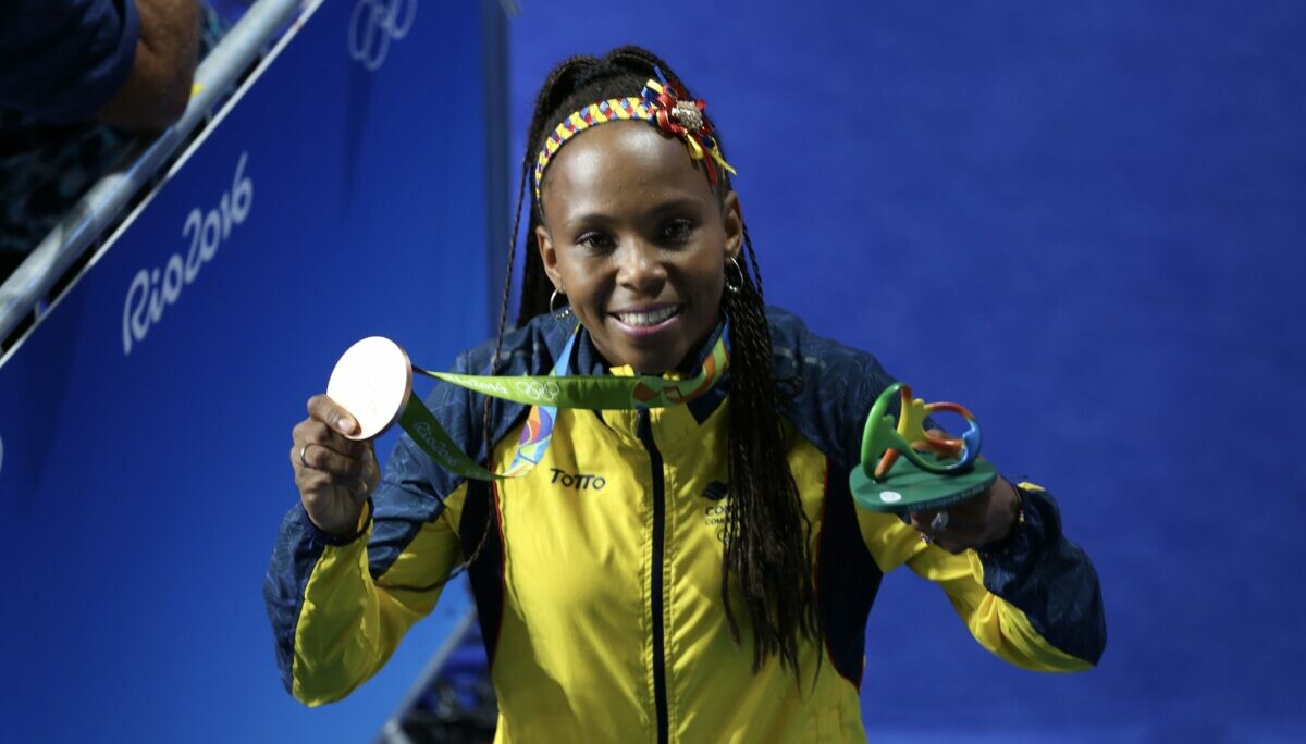 La campeona olímpica Ingrit Valencia, por los barrios de Ibagué