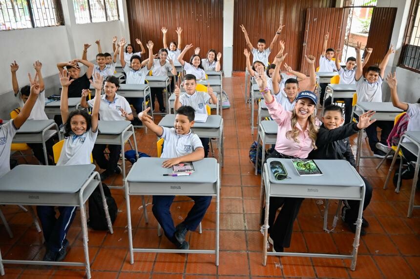 Estudiantes del colegio El Jardín recibieron mobiliario nuevo y becas para educación superior