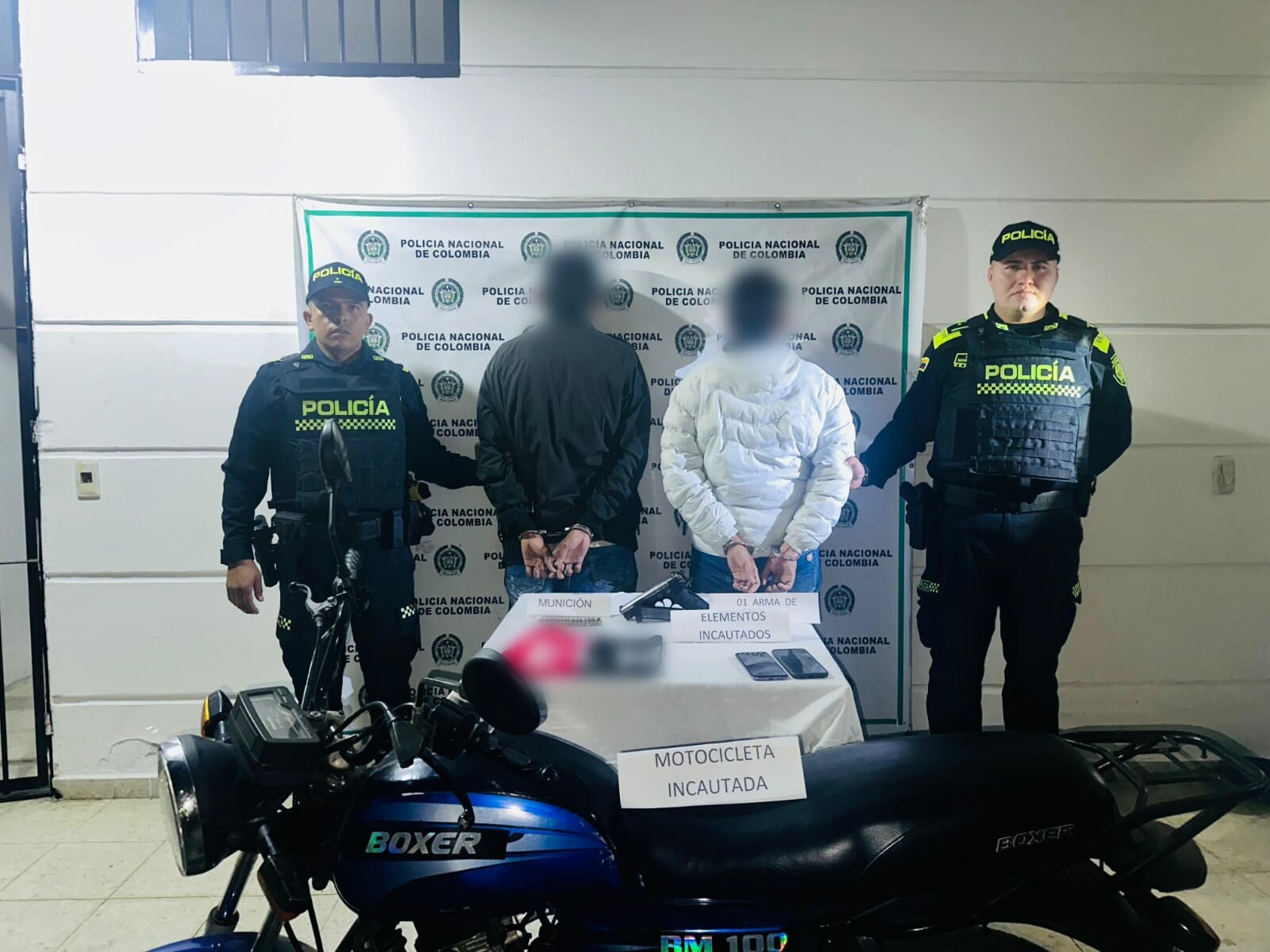 Capturan a dos hombres con arma y bandera de grupo armado en Casabianca