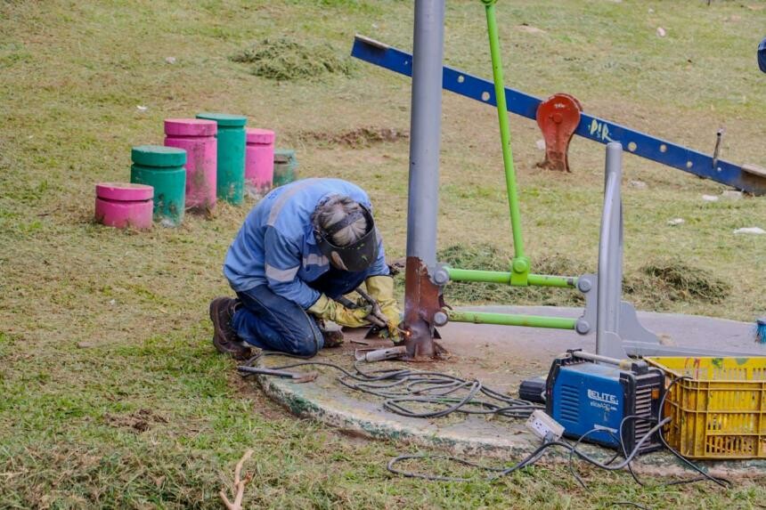 Ejecutan mantenimiento en parque del barrio Ibagué 2000