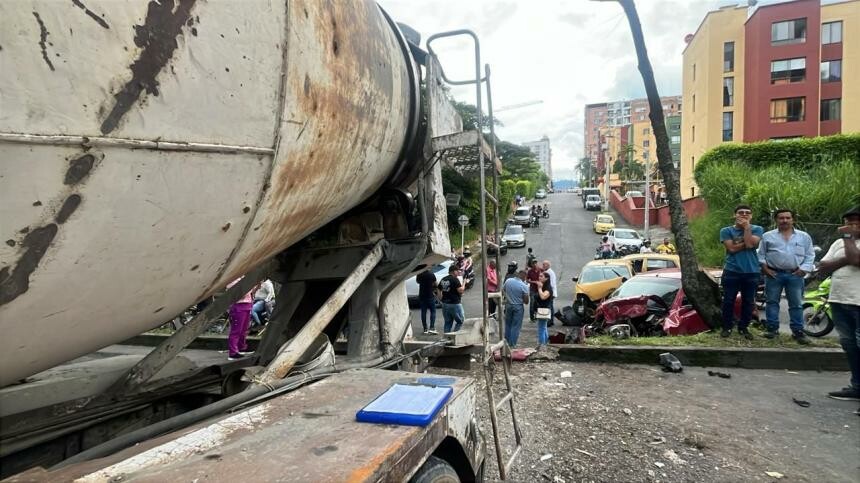 Choque múltiple en la Guabinal deja cuatro heridos