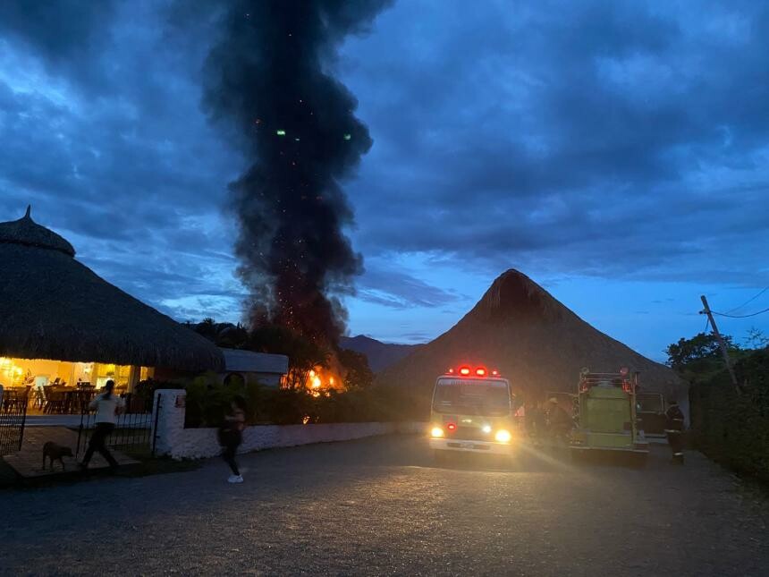 El restaurante la Comarca, ardió. 17 bomberos controlaron el fuego
