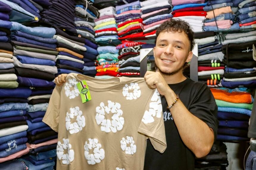 Comerciantes ofrecen víveres, ropa y calzado en el módulo 12