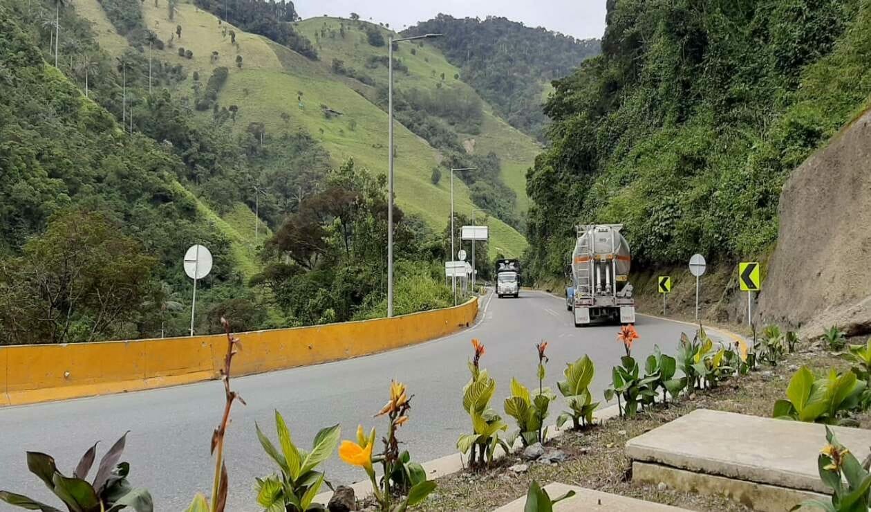 Demarcación vial temporal con pasos controlados en vía Cajamarca–Ibagué