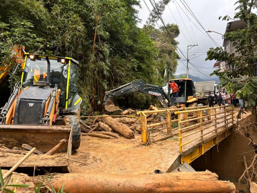 Desbordamiento en La Florida deja 10 horas de atención continua