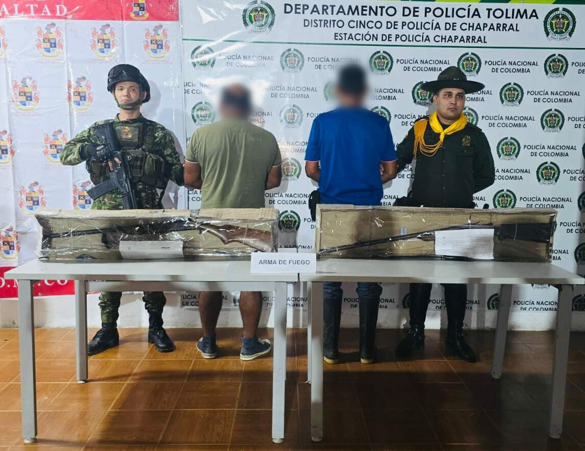 Dos capturados y armas incautadas en operativo rural en Chaparral