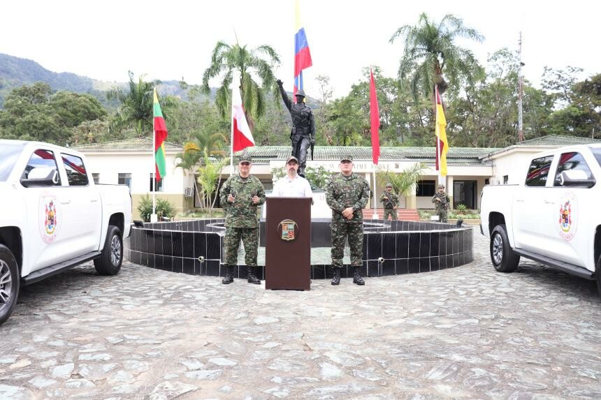 Ejército recibe camionetas para reforzar seguridad en Ibagué