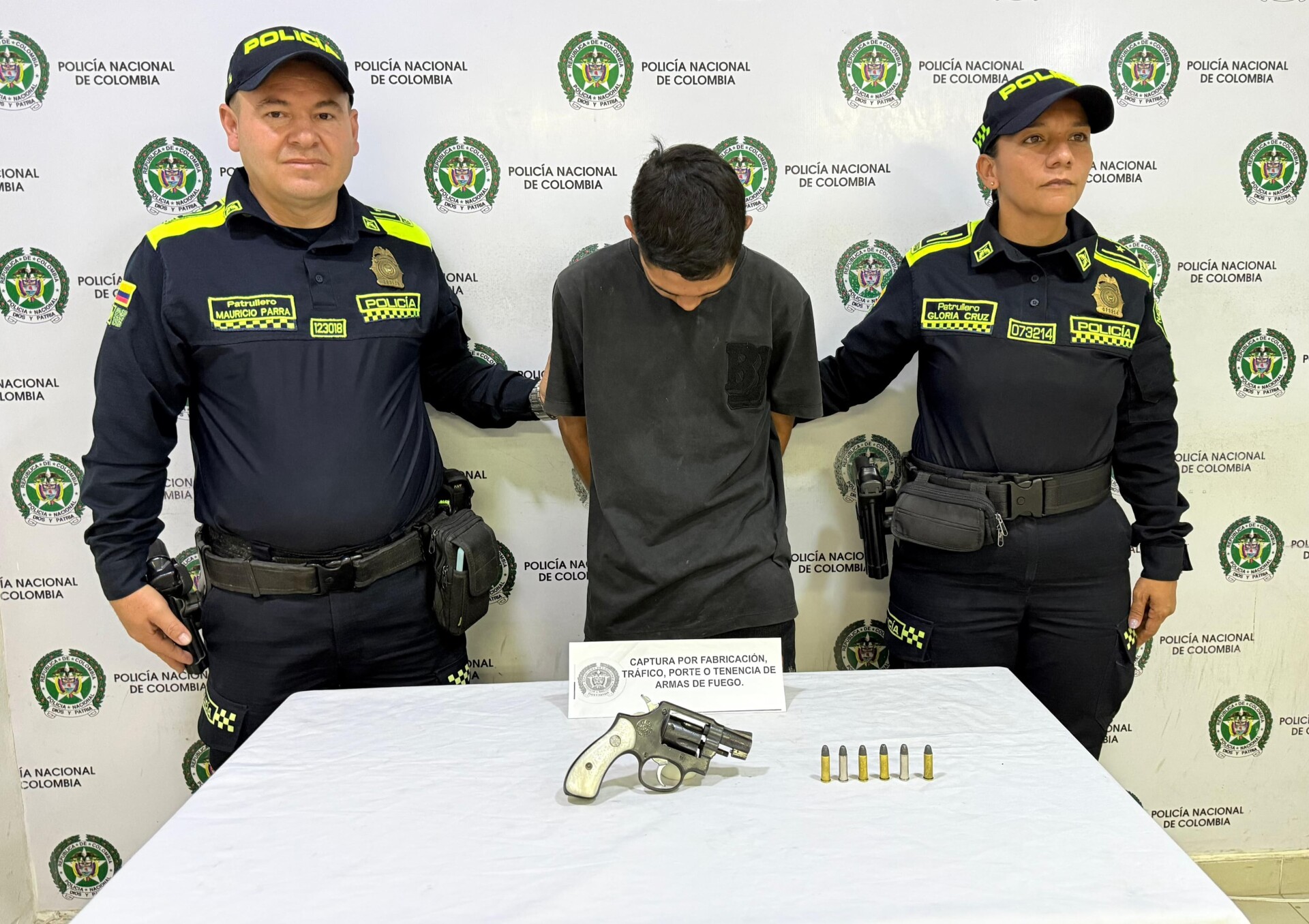 El joven, de 18 años, fue sorprendido con un arma calibre 38 sin documentos