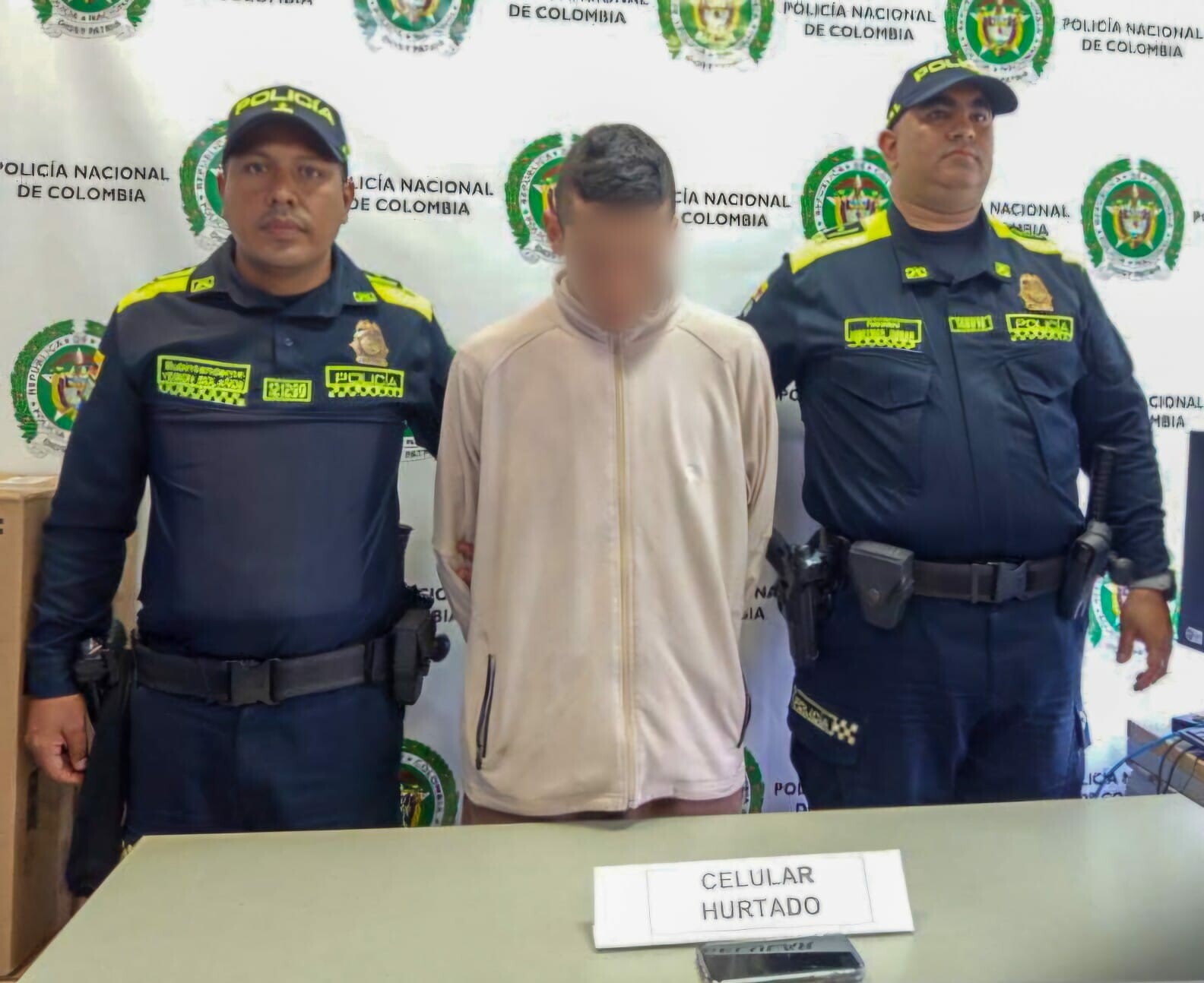 El presunto agresor, de 19 años, fue capturado en flagrancia tras intentar huir con el teléfono hurtado