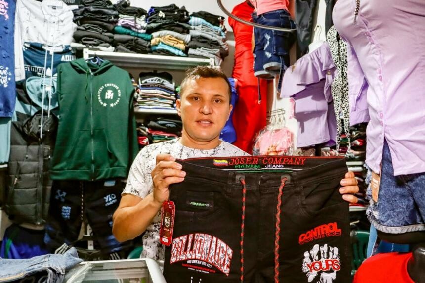 Emprendedores locales venden uniformes, zapatos y accesorios con todos los métodos de pago