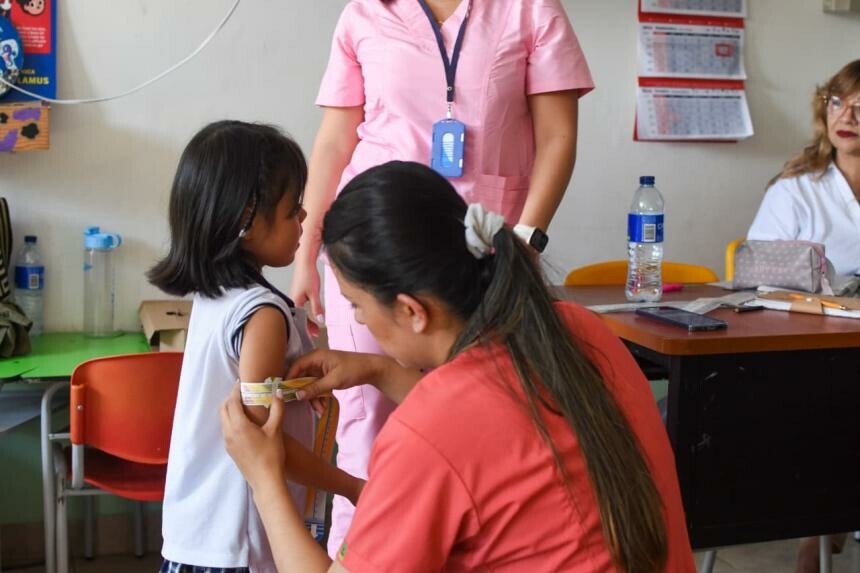 Estudiantes de tres instituciones de la comuna 8 reciben evaluación y apoyo alimenticio