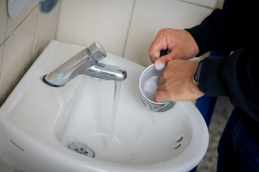 Evite arrojar basura a calles y sumideros para prevenir inundaciones