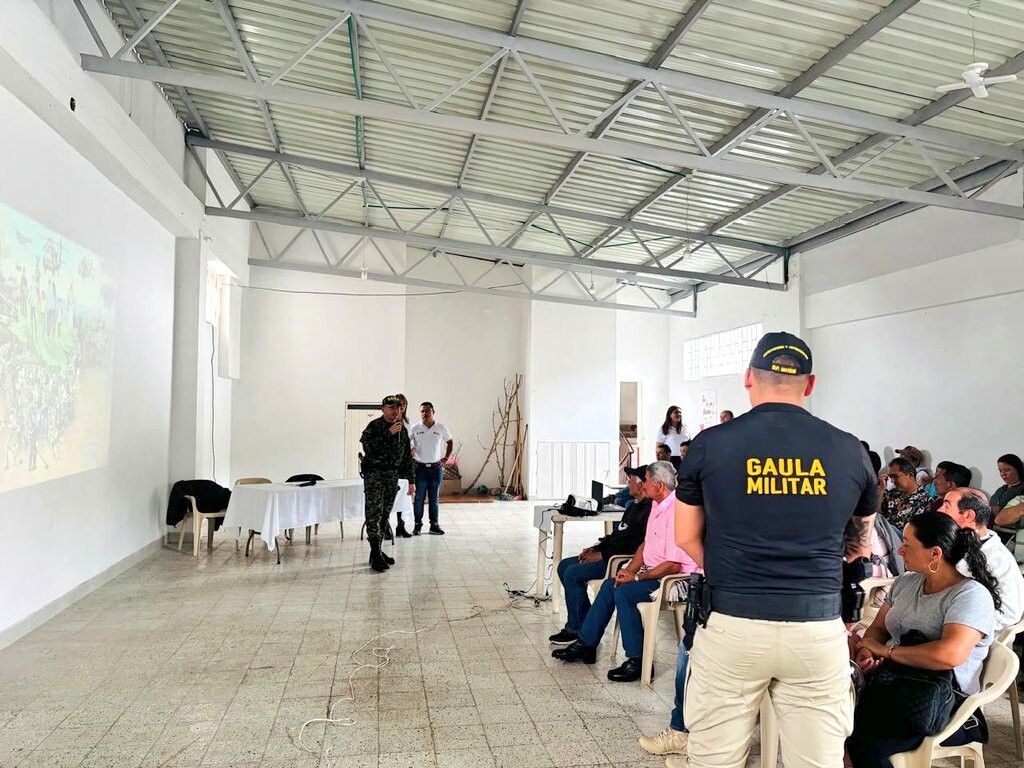 Ejército capacita comunidad de Fresno, para que no se dejen extorsionar