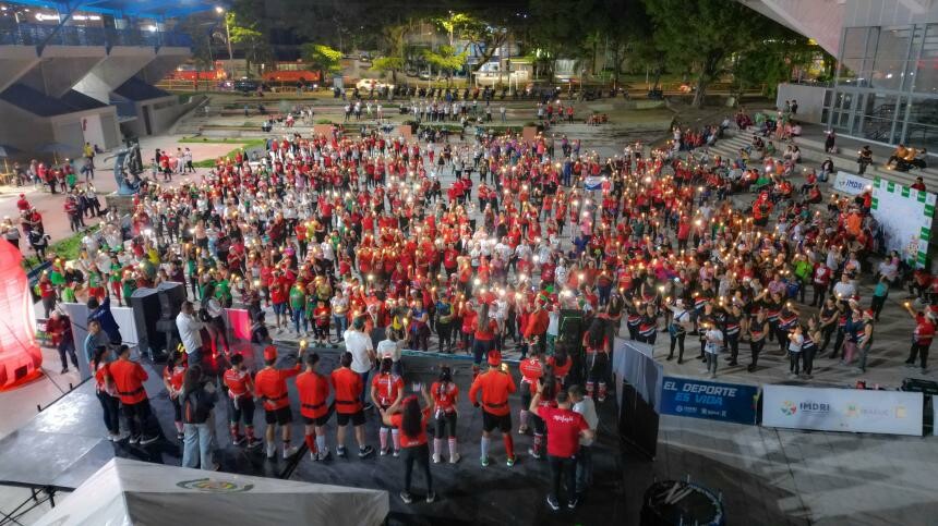 Fiesta decembrina congregó a cientos en la Unidad Deportiva