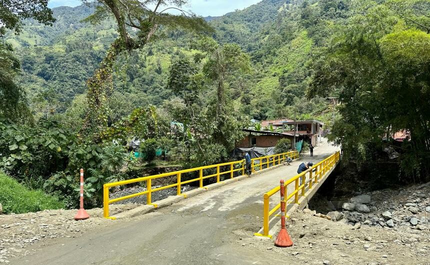 Finalizan trabajos en el puente de Villa Restrepo tras dos años de deterioro