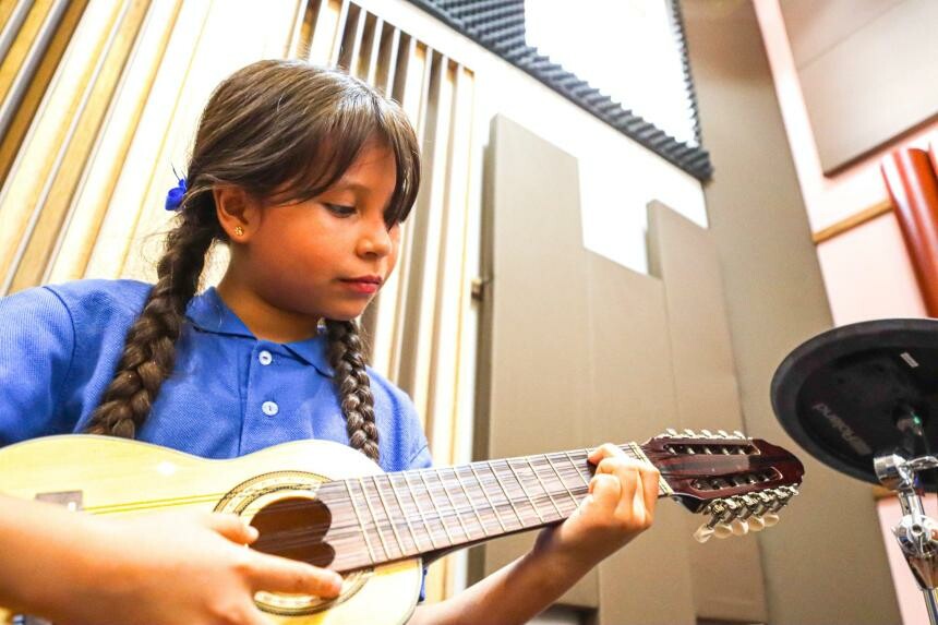 Formación en instrumentos y técnica vocal disponible para niños y jóvenes