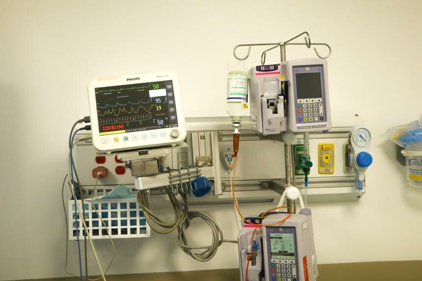 Fue trasladado a una clínica tras presentar dificultades respiratorias; la causa de la muerte será determinada por Medicina Legal