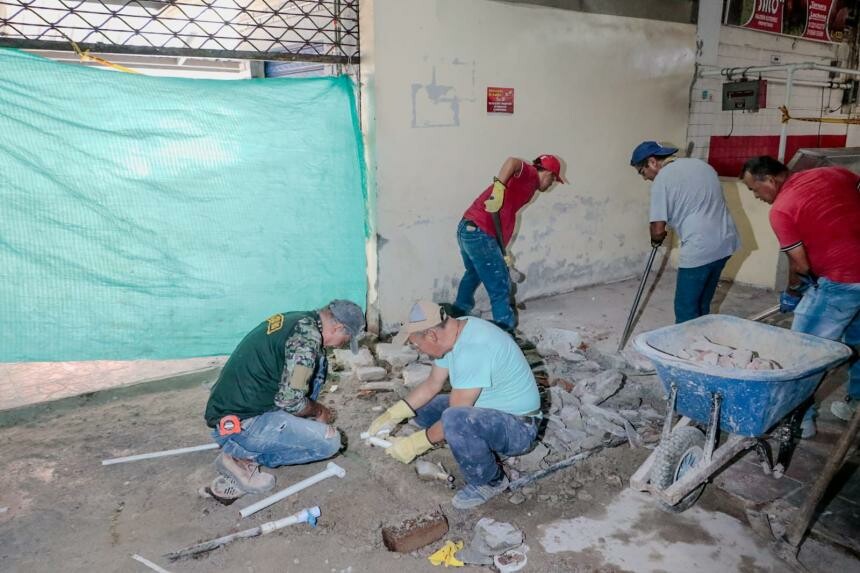 Fugas y daños en pisos afectan el pabellón de carnes de la plaza la 28