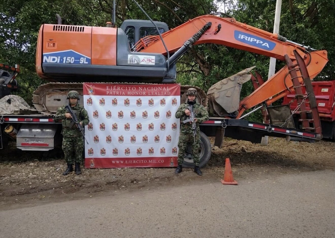¡Retroexcavadora bajo la lupa! Ejército inmovilizó vehículo vinculado a posible minería ilegal