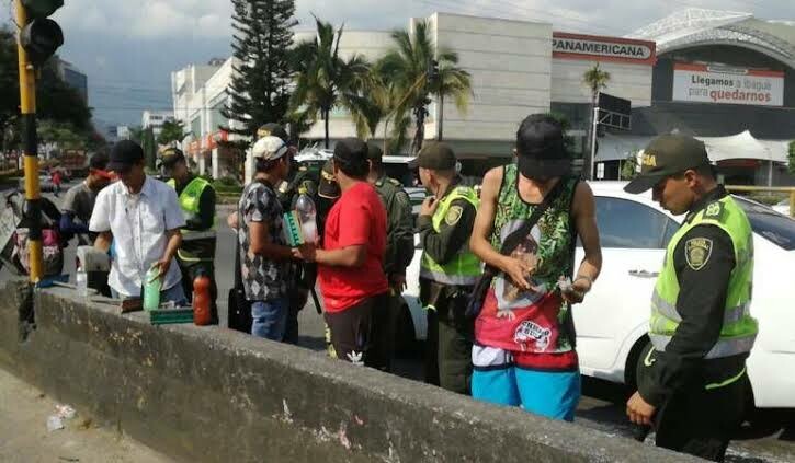 Meten en cintura a los limpiavidrios de los semáforos en Ibagué