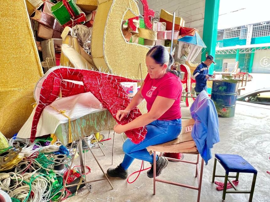 Artesanos locales construyen decoraciones para diferentes puntos de la ciudad