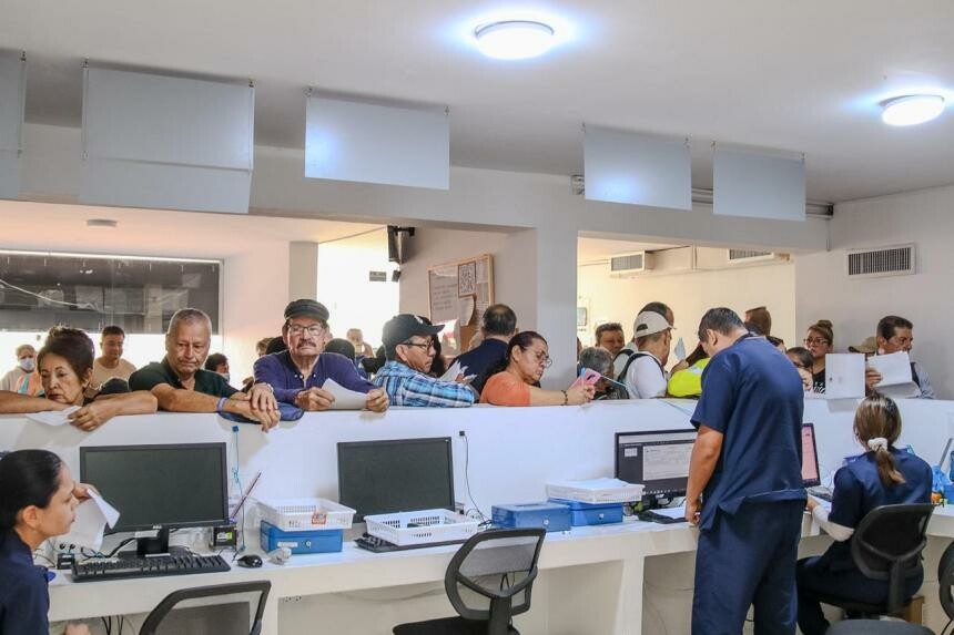 Pacientes esperan horas por tratamientos para cáncer, diabetes, hipertensión y otras enfermedades