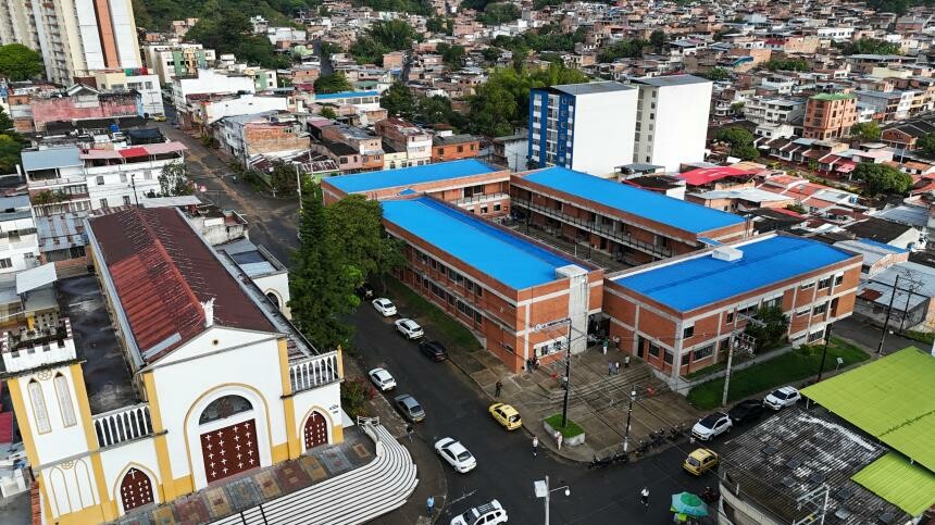 Las instituciones educativas recibieron obras complementarias, mobiliario y servicios para iniciar operaciones completas