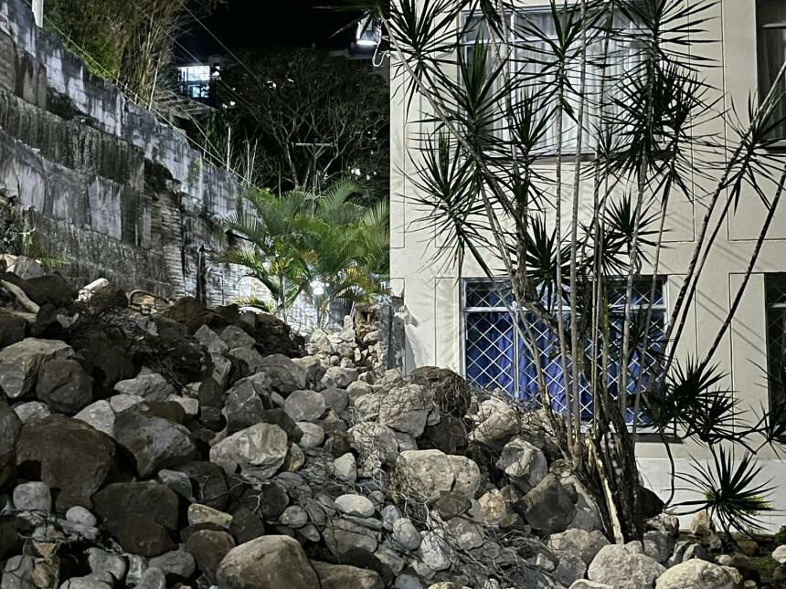 Bomberos atienden la emergencia y restringen el tránsito; no hay heridos
