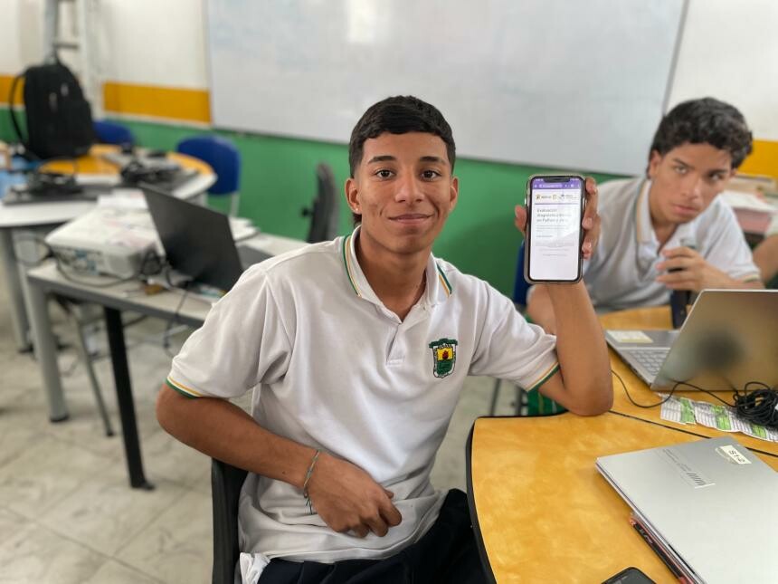 100 estudiantes accederán a certificaciones internacionales en Python y JavaScript