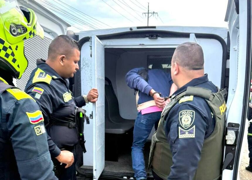 Motociclista agrede a agente de tránsito tras ser detenido en contravía