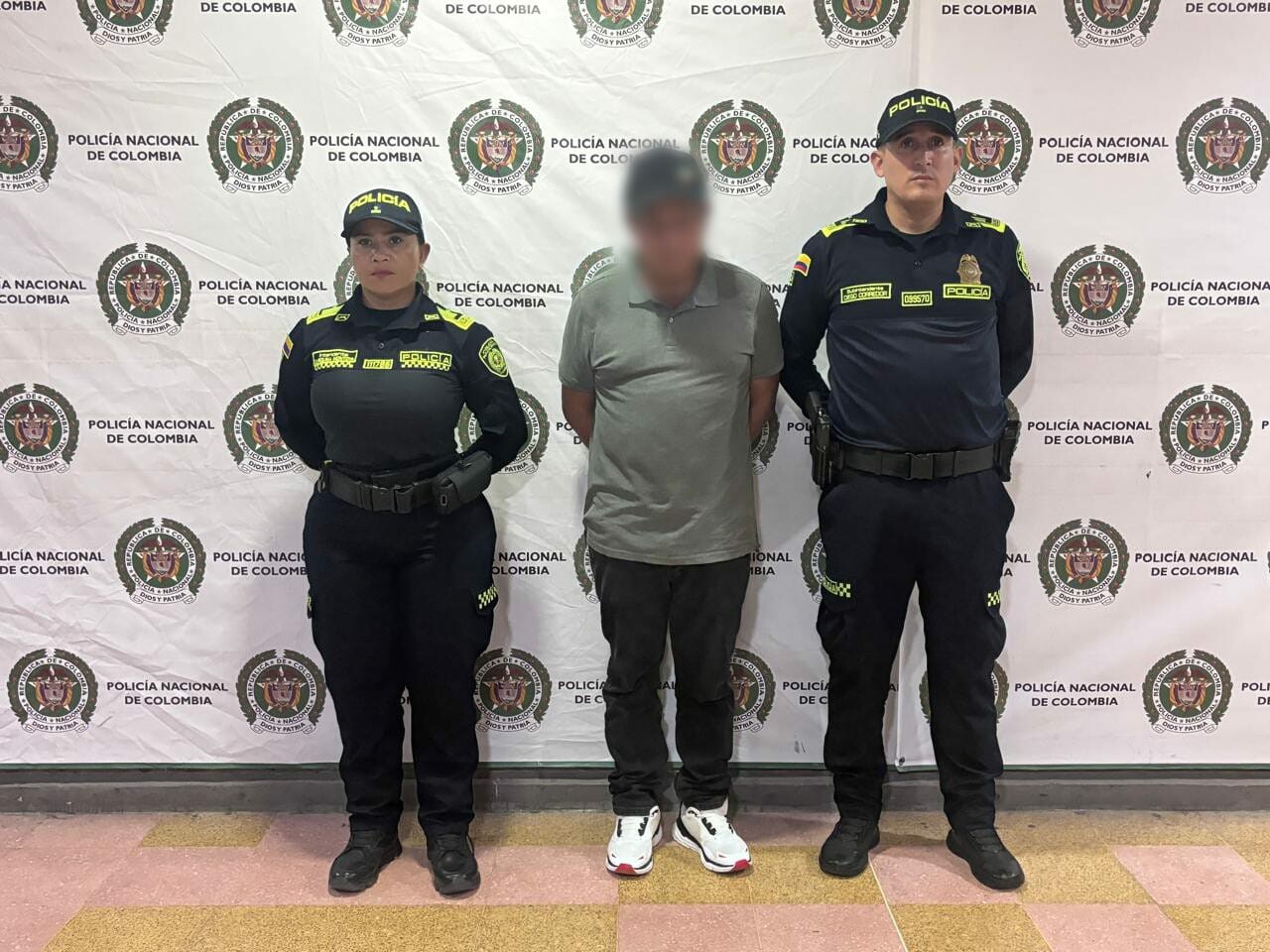 Hombre acusado de feminicidio y porte ilegal de arma