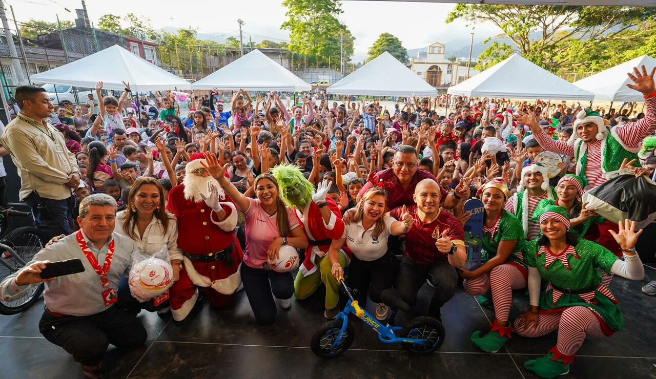 Escuadra navideña sorprendió a más de mil niños en barrio La Cartagena