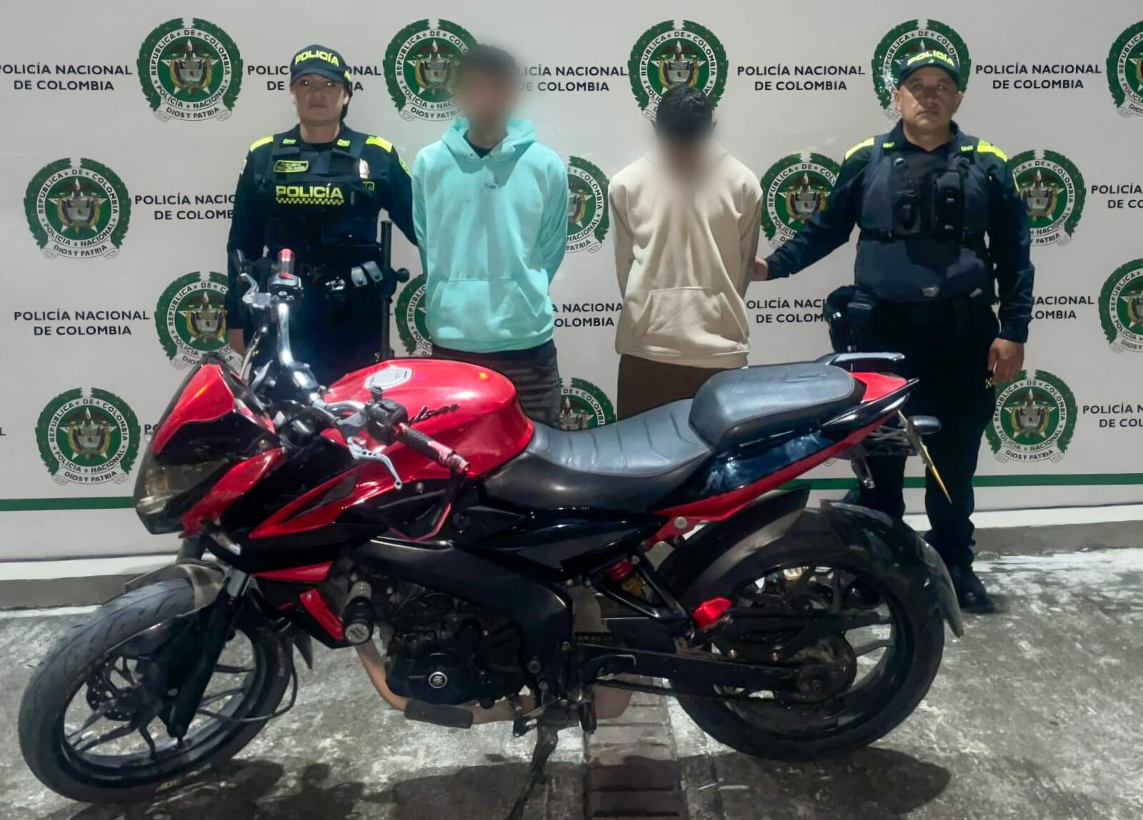 Capturan a dos hombres tras robo de celular en el barrio Combeima