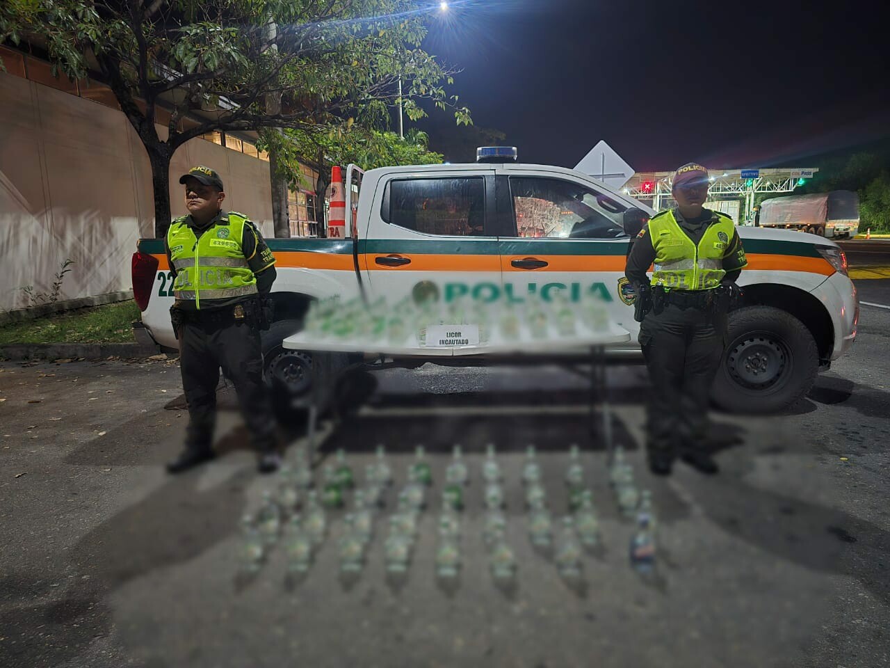 Policía incauta 90 botellas de licor ilegal en vías del Tolima