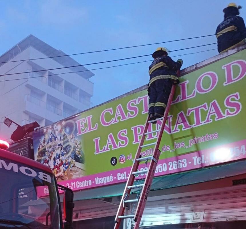 Fuego despertó al centro de Ibagué y dejó locales afectados