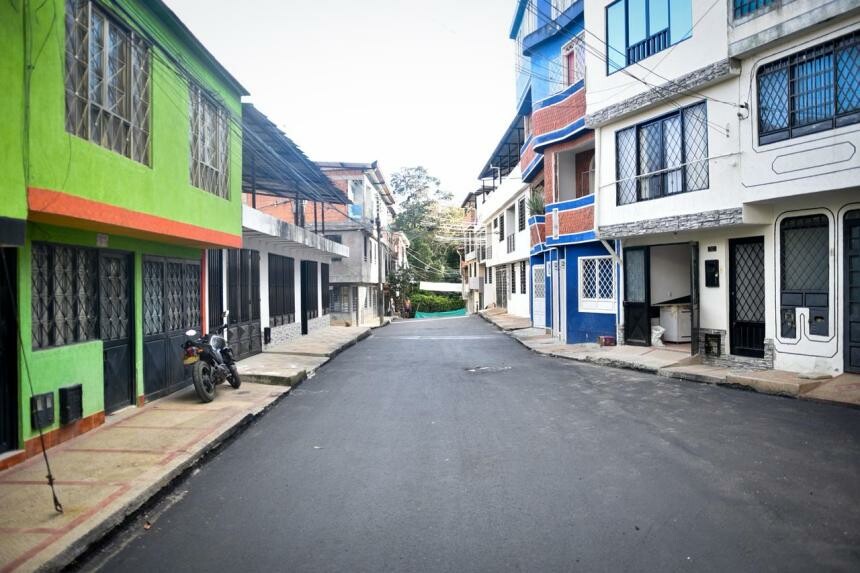 Pavimentan seis cuadras en Arkalá II tras años de vías inconclusas