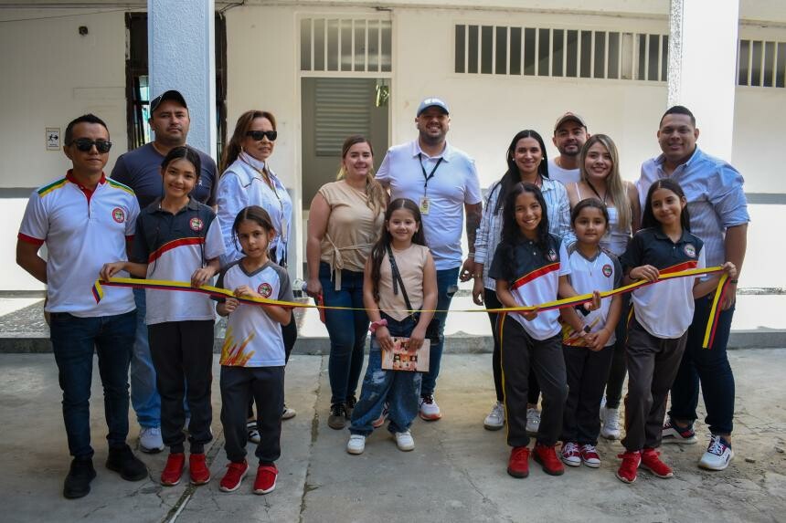 Institución educativa de Ibagué renueva baños tras décadas de deterioro