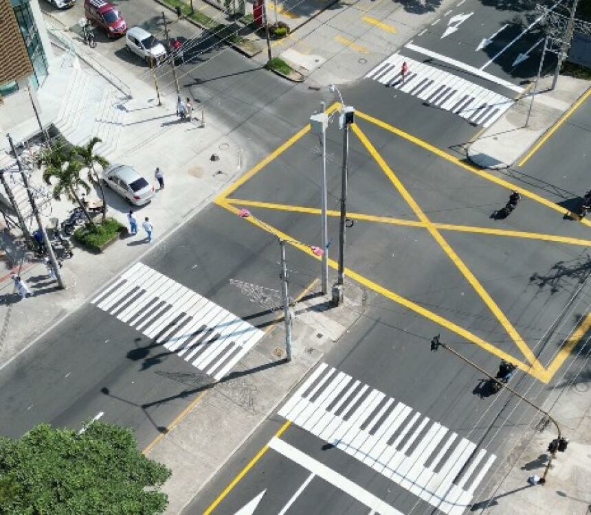 Instalan pasos peatonales con diseño de piano en la carrera Quinta