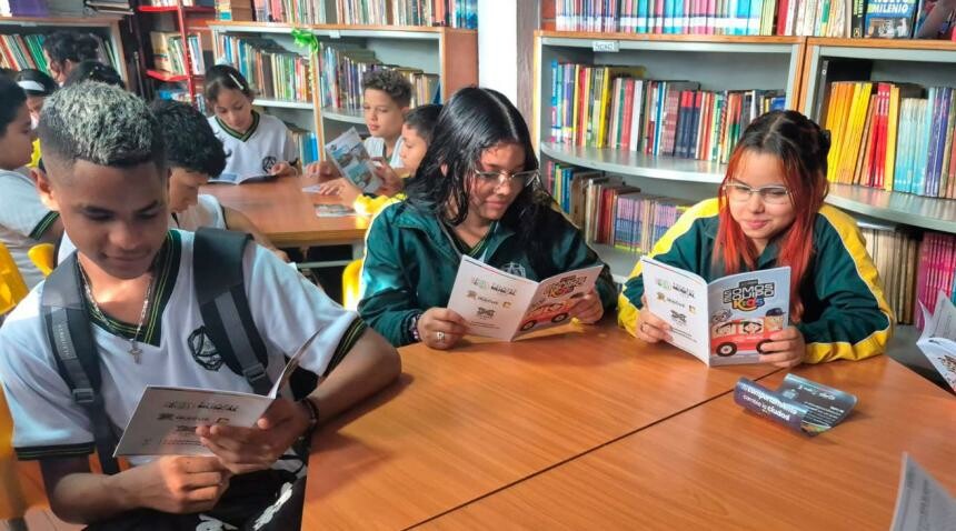 Estudiantes reciben capacitación sobre uso de paraderos de busetas