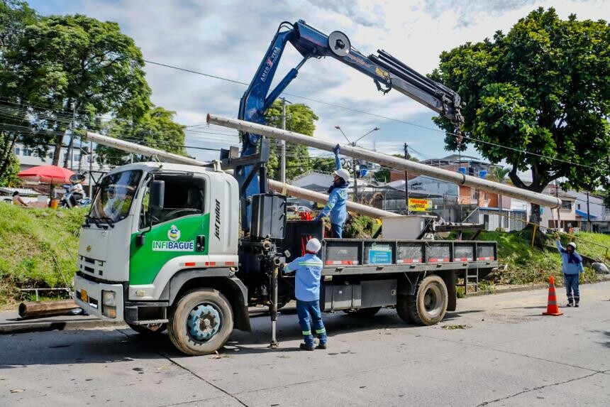 Caída de árbol deja sin alumbrado público varias cuadras de la avenida Ferrocarril