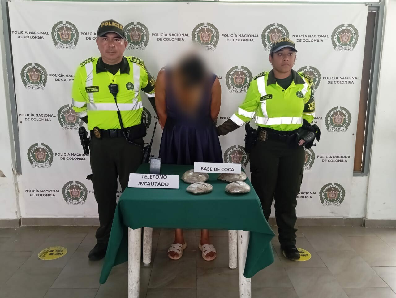 Mujer es capturada en bus con más de dos kilos de base de coca