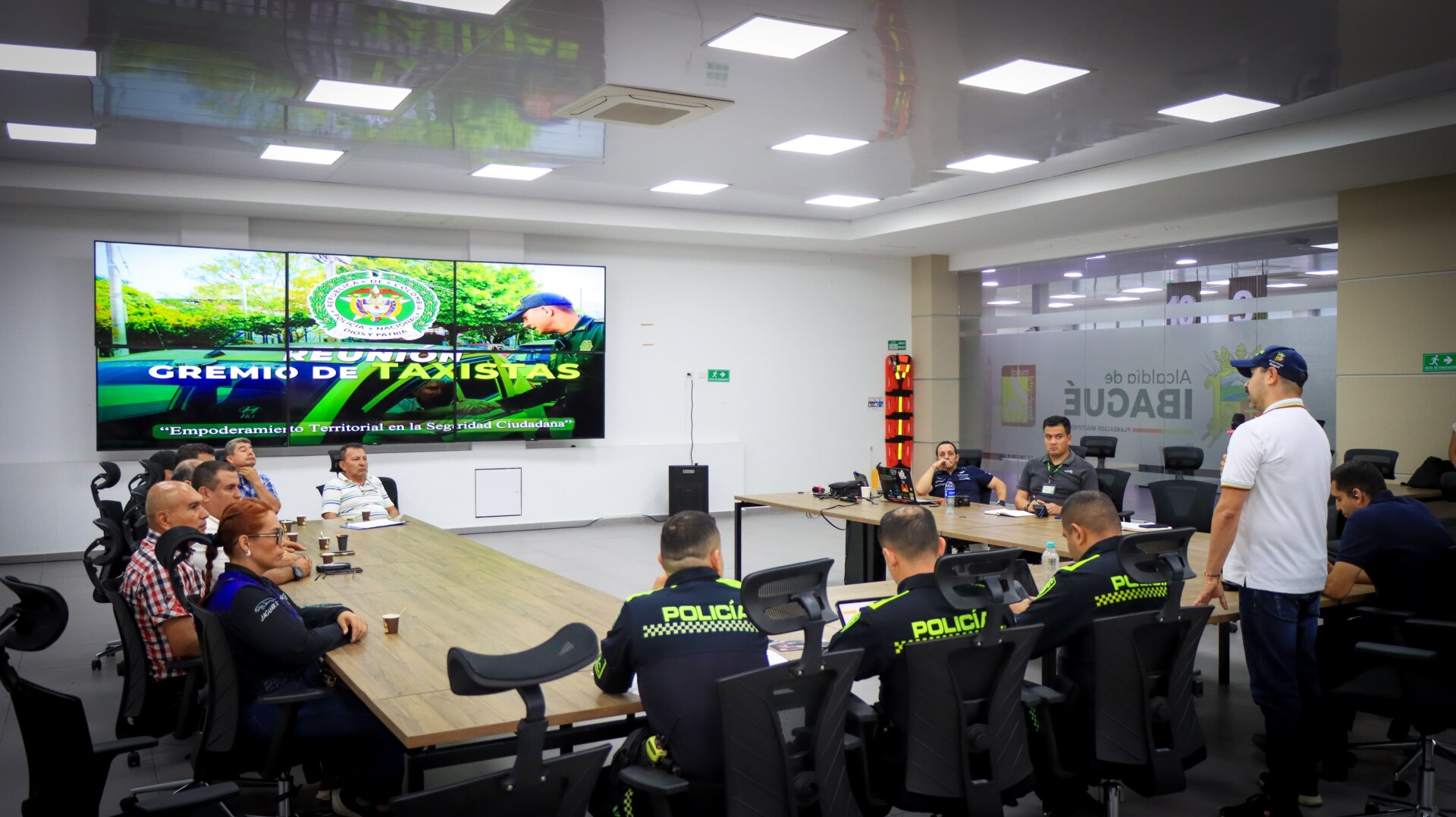 Policía se reúne con taxistas, para mejorar la seguridad del gremio