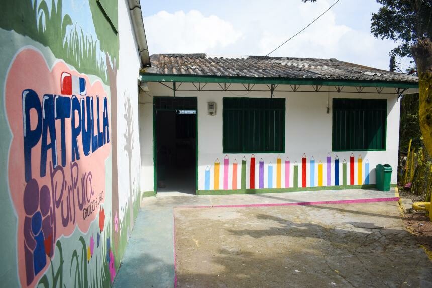 Árbol daña sede educativa en La Martinica; se realiza reparación