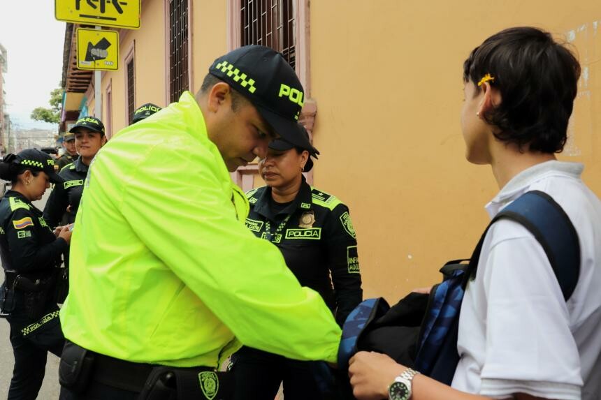 Refuerzan controles policiales en salidas de colegios de Ibagué