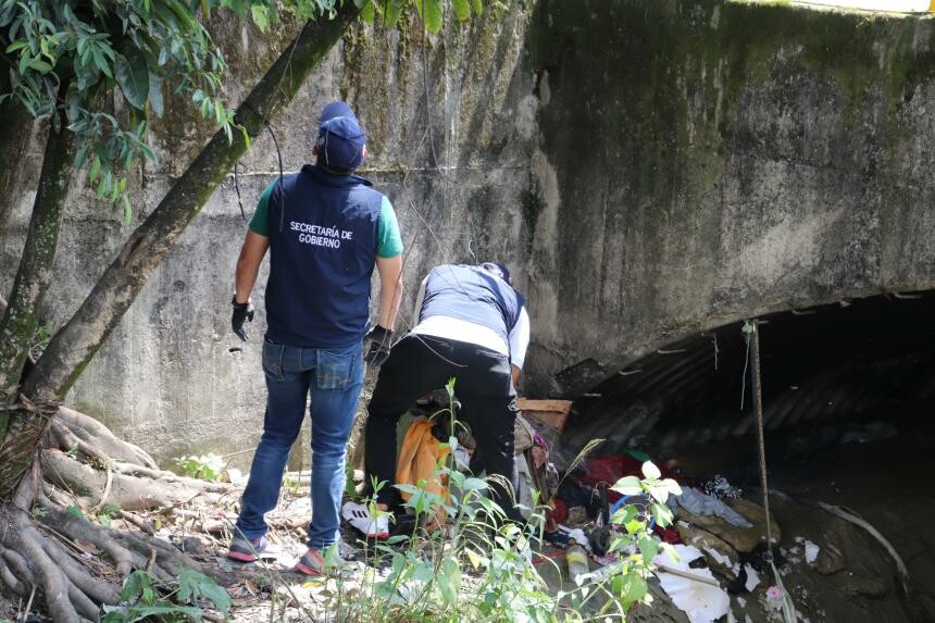 Retiran cambuche bajo puente del barrio La Libertad