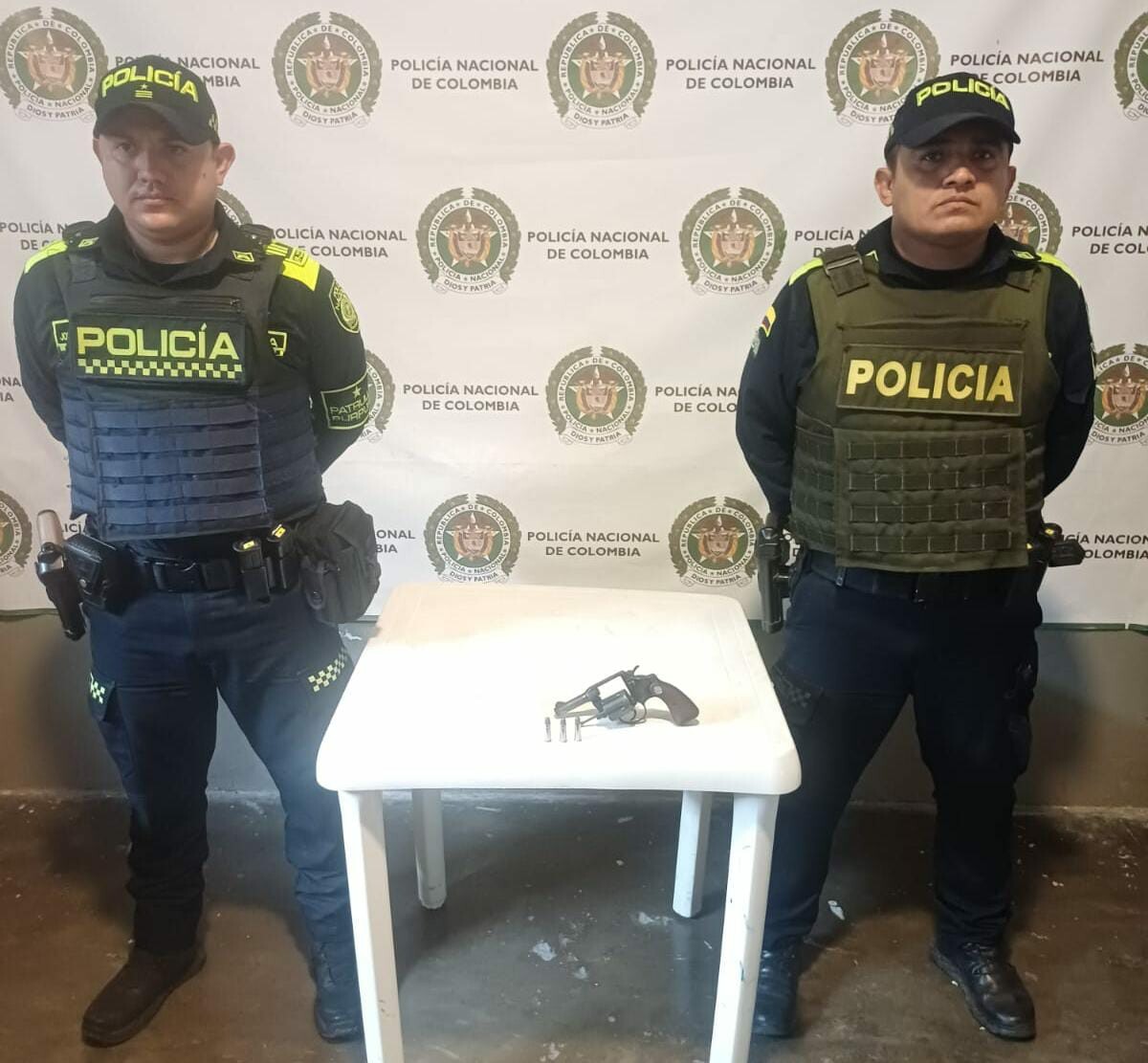 Persiguen a motociclistas y abandonan revólver en vía rural