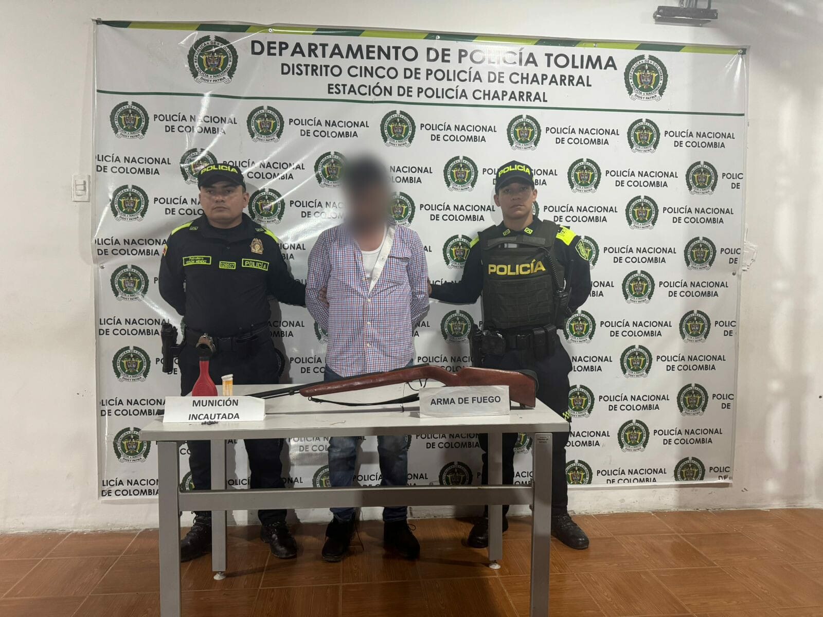 Escopeta artesanal y pólvora incautadas en barrio de Chaparral