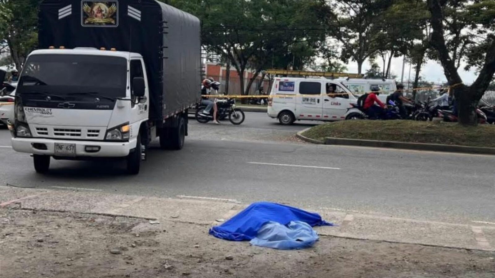 Motociclista ignora señal de tránsito y choque deja una joven muerta